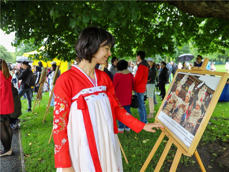 圖為當地民眾欣賞“美麗中國”圖片展