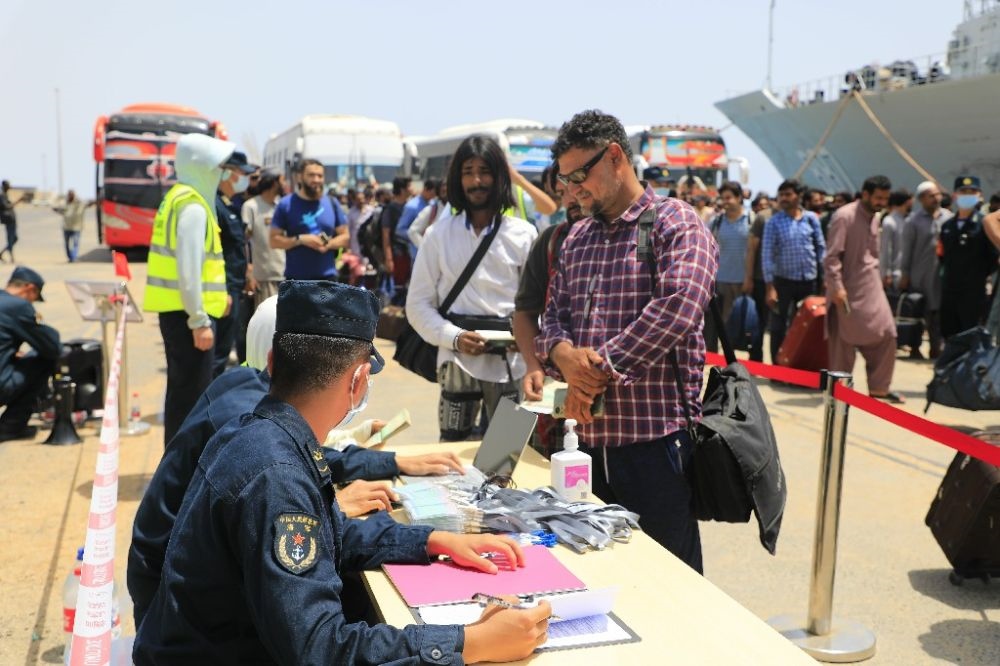 ↑2023年4月28日，從蘇丹撤離的外籍人員準(zhǔn)備登艦。新華社發(fā)（李怡諾攝）