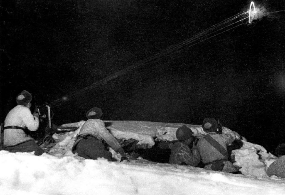  ↑1950年12月，在朝鮮長津湖，中國人民志愿軍第27軍連隊機槍手向美軍陣地射擊。新華社發(fā)（張崇岫 攝）