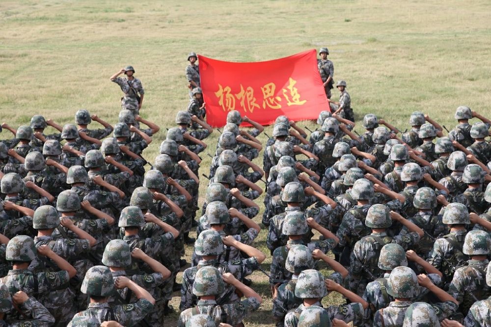 ↑“楊根思連”官兵執(zhí)行任務(wù)前向連旗宣誓（資料照片）。新華社發(fā)