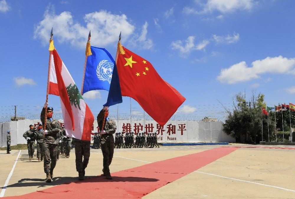 ↑在黎巴嫩南部辛尼亞村的中國維和部隊營區(qū)，中國維和部隊官兵在受勛后通過觀禮臺（2022年7月1日攝）。新華社記者 劉宗亞 攝