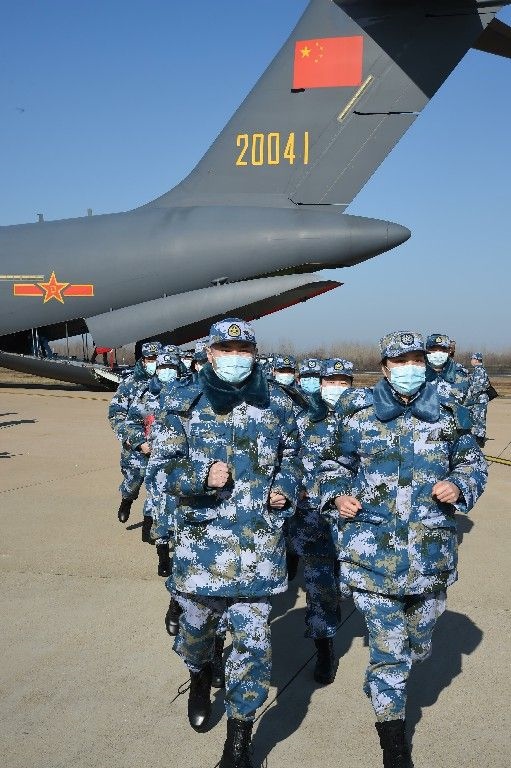 ↑2020年2月17日，一批軍隊支援湖北醫(yī)療隊員抵達武漢天河機場。新華社記者 黎云 攝