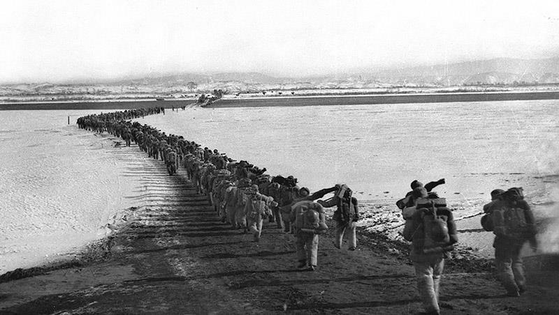 △1950年10月，抗美援朝志愿軍隊(duì)伍雄赳赳、氣昂昂跨過鴨綠江。