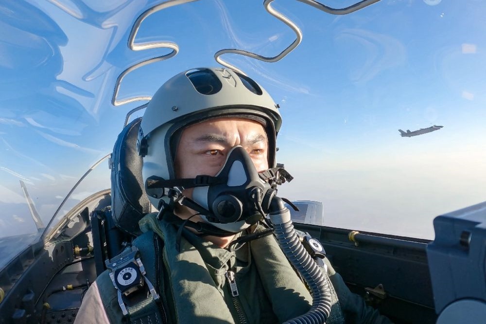 ↑全國人大代表、“強軍先鋒飛行大隊”大隊長高中強進行編隊飛行訓(xùn)練（2023年2月9日攝）。新華社發(fā)（姜皓元 攝）