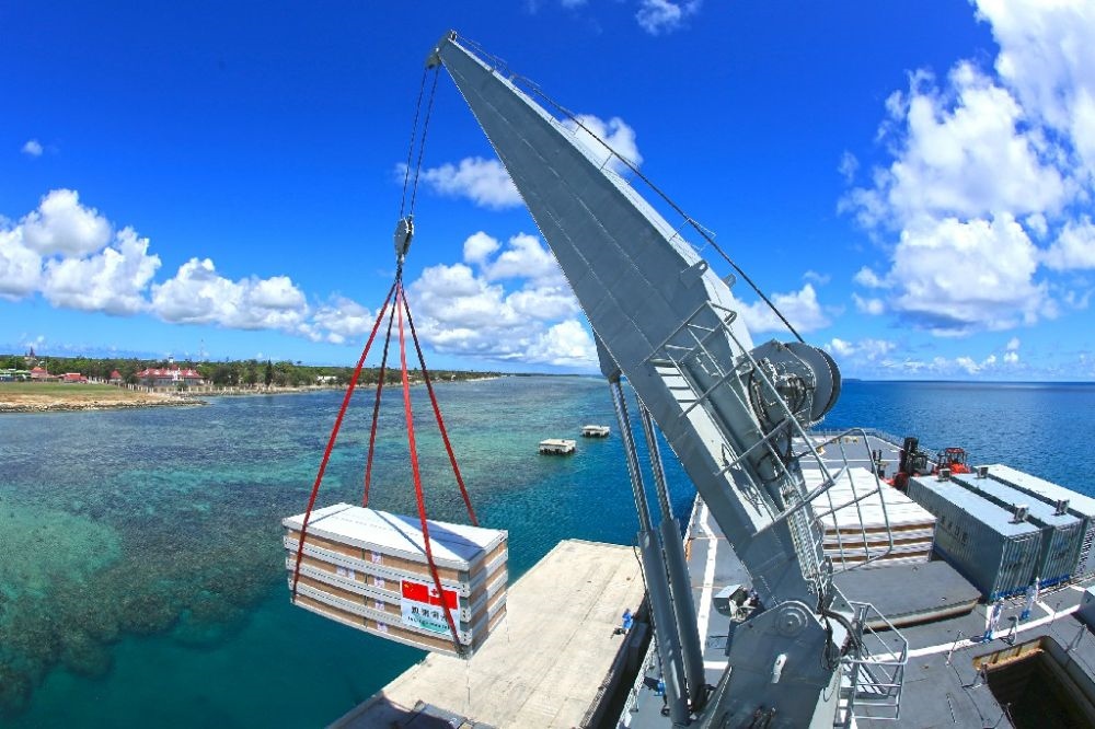 ↑赴湯加執(zhí)行運送救災(zāi)物資任務(wù)的中國海軍艦艇編隊在努庫阿洛法港卸載移動板房（2022年2月19日攝）。新華社發(fā)（薛成清 攝）