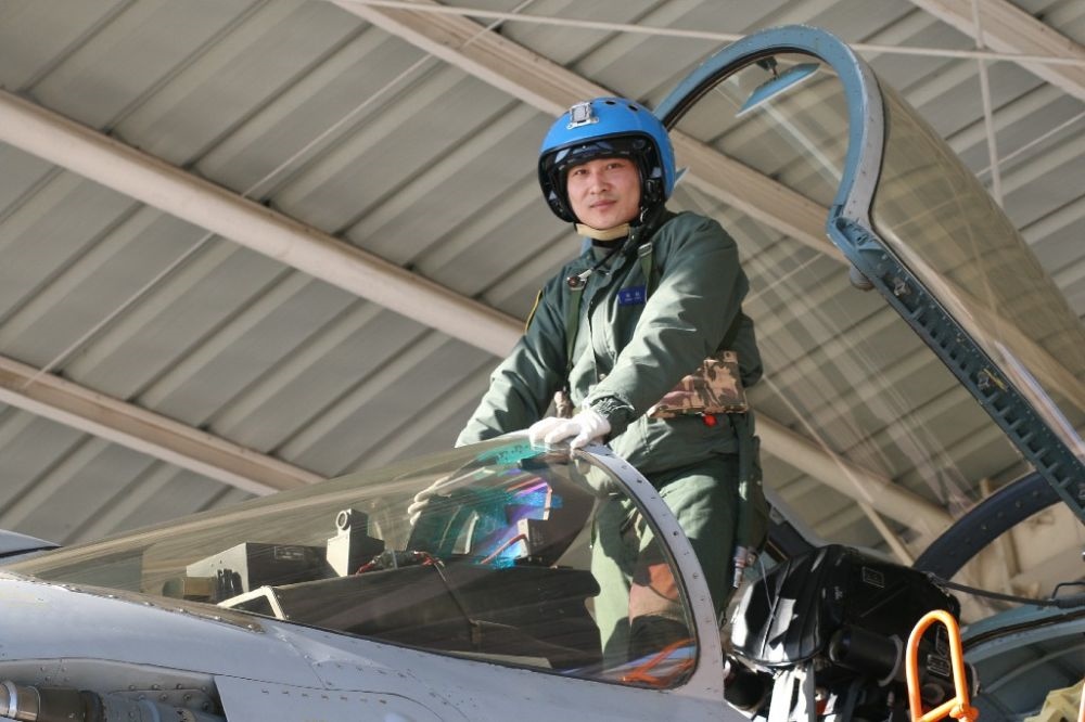 ↑海軍某艦載航空兵部隊原一級飛行員張超（2016年1月27日攝）。新華社發(fā)