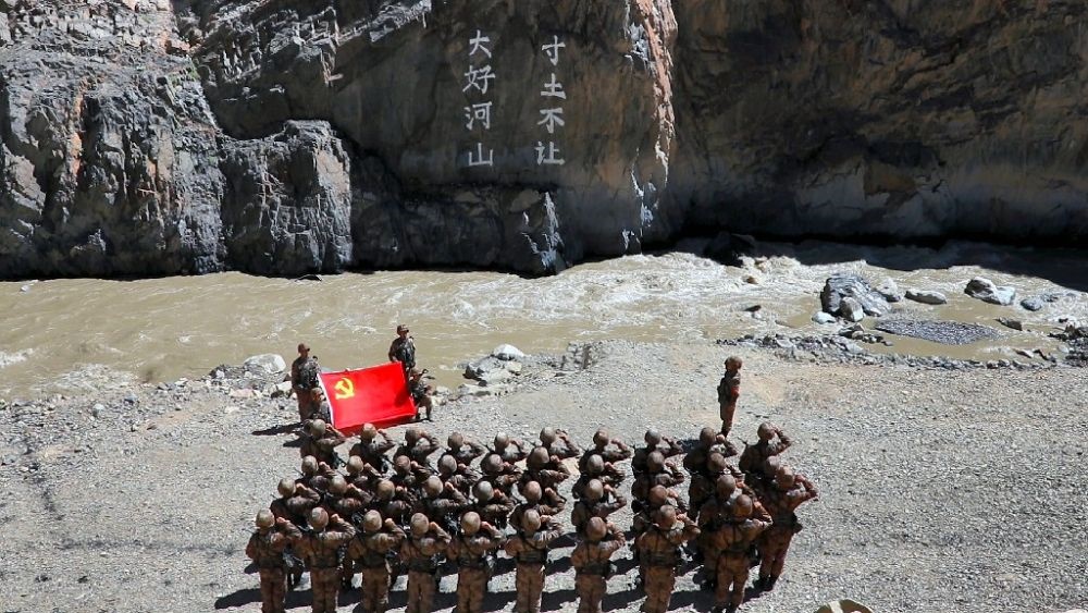 ↑某邊防團官兵在“大好河山 寸土不讓”標(biāo)語前舉行重溫入黨誓詞儀式（資料照片）。新華社發(fā)（鄭曉林 攝）