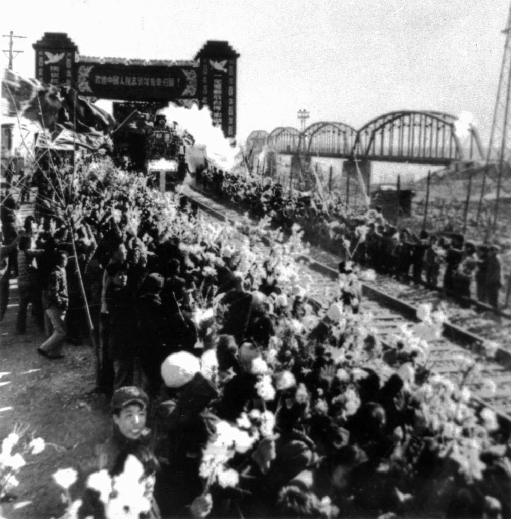 △1958年10月26日，列車駛過鴨綠江畔的凱旋門，中國人民志愿軍戰(zhàn)士回到祖國懷抱。