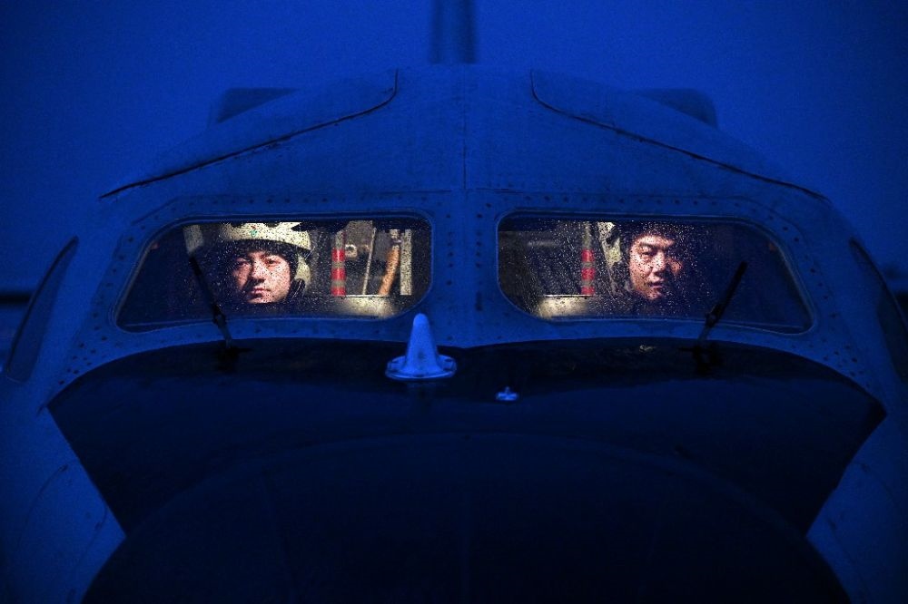 ↑空軍航空兵某團飛行二大隊飛行員準(zhǔn)備夜間飛行（2023年2月17日攝）。新華社發(fā)（余紅春 攝）