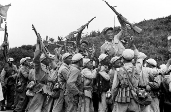  這是中國人民志愿軍和朝鮮人民軍一起歡慶戰(zhàn)斗勝利。新華社發(fā)（資料照片）