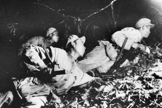在1952年秋季的上甘嶺戰(zhàn)役中，堅守在坑道里的戰(zhàn)士準備夜間出擊。新華社發(fā)（資料照片）