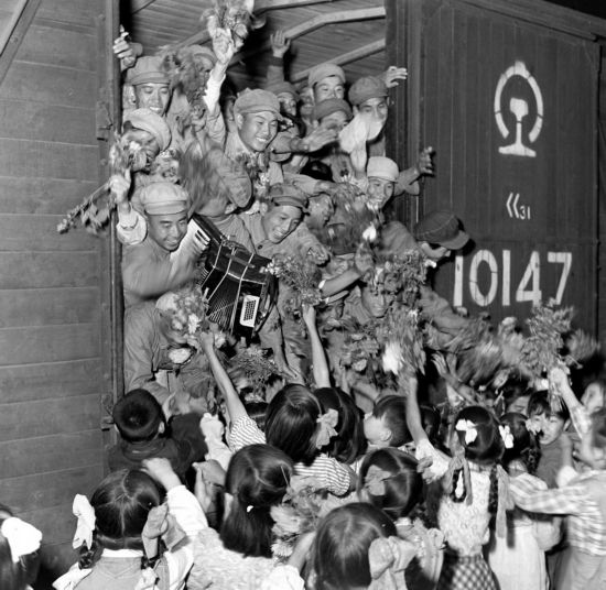 1954年，中國人民志愿軍歸國部隊抵達安東（今遼寧丹東），受到少先隊員的熱烈歡迎。新華社記者 王純德攝