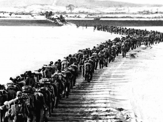 1950年，美帝國主義把侵略的戰(zhàn)火燒到了鴨綠江邊。為保家衛(wèi)國，中國人民的優(yōu)秀兒女組織起志愿軍，跨過鴨綠江，與朝鮮軍民一道英勇打擊美國侵略軍。新華社發(fā)（資料照片）
