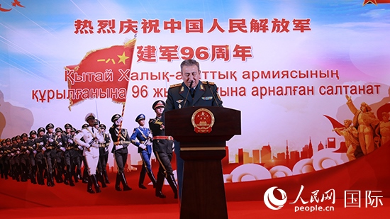 哈國防部副部長(zhǎng)卡馬列特季諾夫中將發(fā)表致辭。人民網(wǎng)記者 李強(qiáng)攝