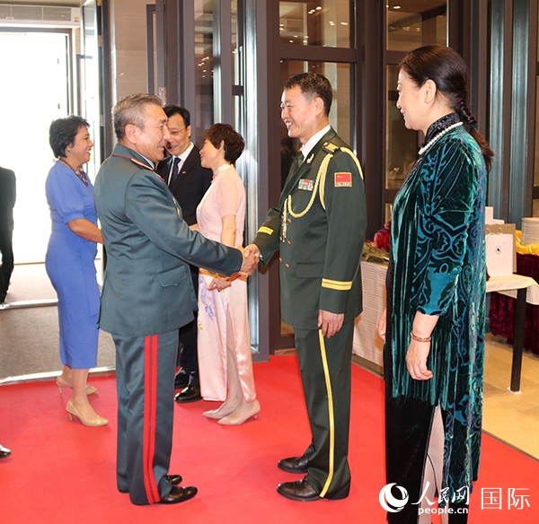國防武官胡德君大校迎接賓客。人民網(wǎng)記者李強(qiáng)攝