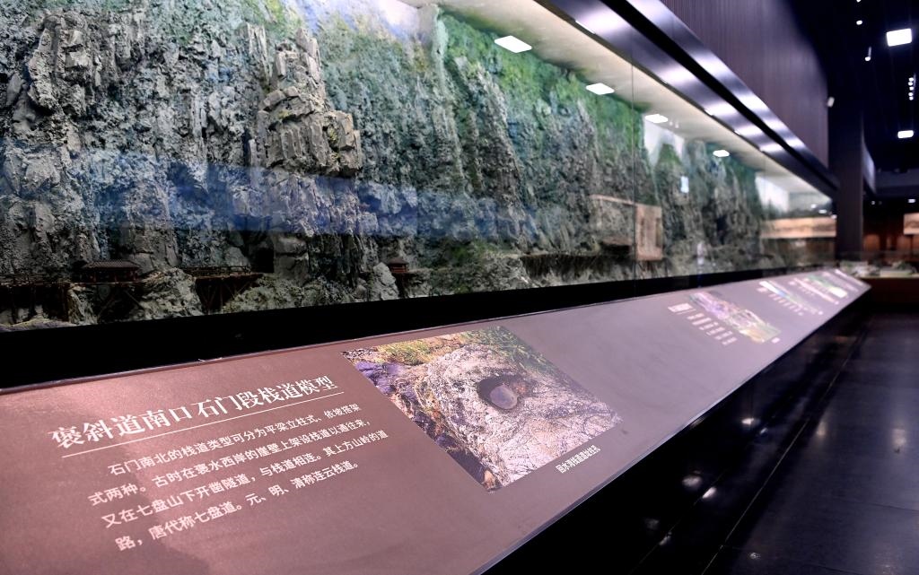 近日拍攝的陜西省漢中市博物館褒斜古棧道陳列室。新華社記者 劉瀟 攝
