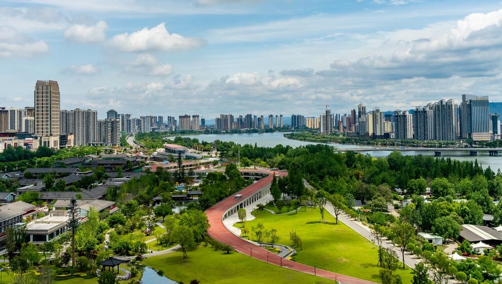 4月30日拍攝的天漢濕地公園景色。新華社發(fā)（李偉 攝）