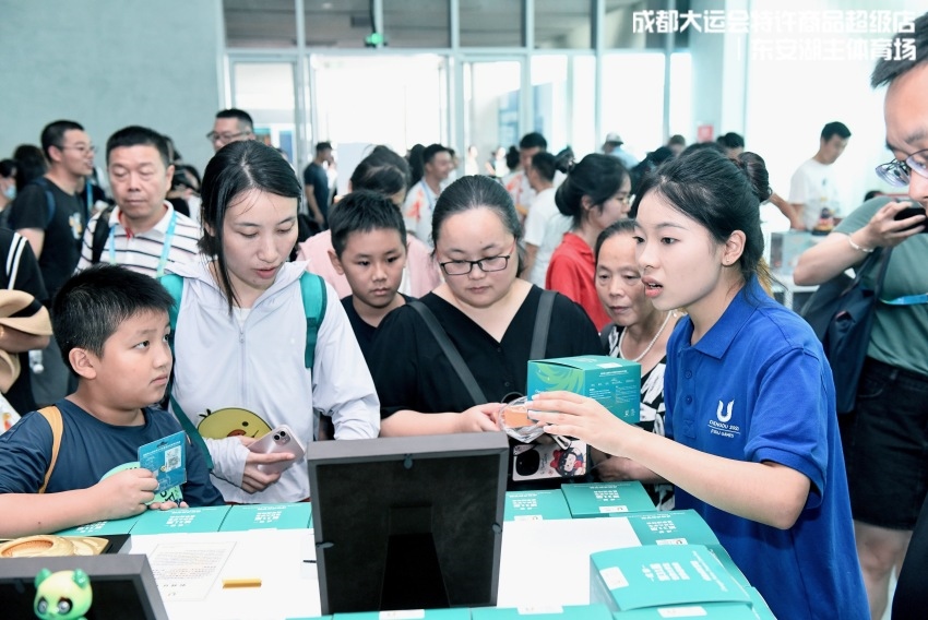 在特許商品零售店挑選“蓉寶”的顧客。人民網(wǎng)記者 朱虹攝
