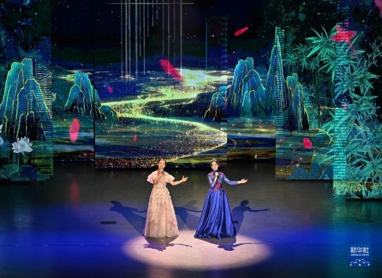 7月29日，演員在聯(lián)歡會(huì)現(xiàn)場(chǎng)演唱。新華社記者 蔡湘鑫 攝