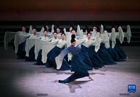 7月29日，演員在聯(lián)歡會(huì)現(xiàn)場(chǎng)表演《只此青綠》。新華社記者 蔡湘鑫 攝