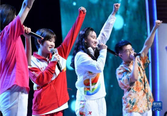 7月29日，中國(guó)運(yùn)動(dòng)員張家齊（左二）在聯(lián)歡會(huì)現(xiàn)場(chǎng)演唱。新華社記者 張端 攝