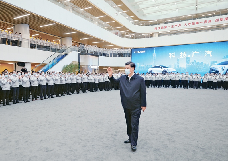 2023年4月10日至13日，中共中央總書記、國家主席、中央軍委主席習近平在廣東考察。這是12日下午，習近平在廣汽研究院向職工們揮手致意。 新華社記者 鞠鵬/攝