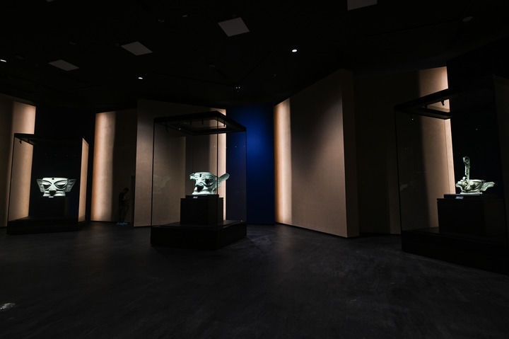 7月26日在三星堆博物館新館拍攝的展品。新華社記者 王曦 攝