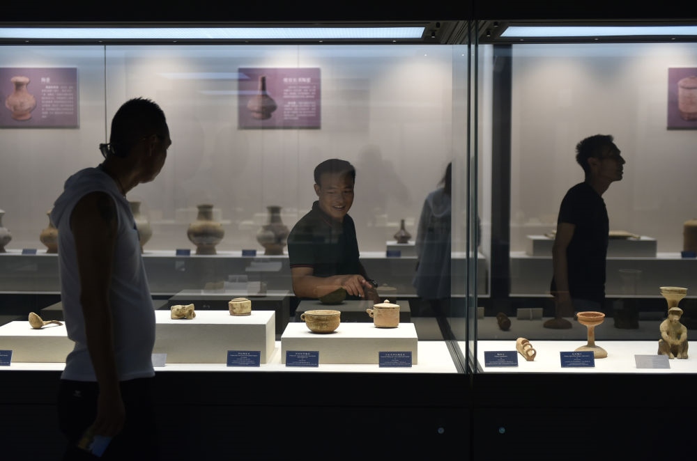 游人在廣西合浦縣漢代文化博物館內(nèi)參觀（2019年5月24日攝）。新華社記者 魯鵬 攝