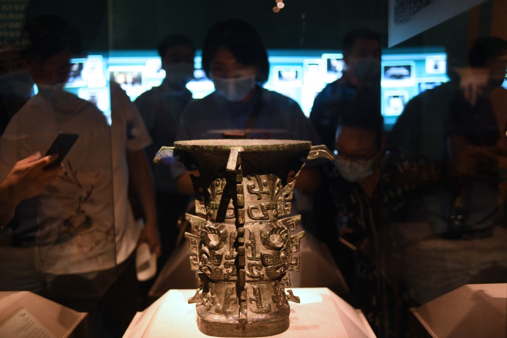 觀眾在北京中國國家博物館“宅茲中國——寶雞出土青銅器與金文精華”展上參觀西周早期禮器何尊（2020年8月14日攝）。新華社記者 金良快 攝