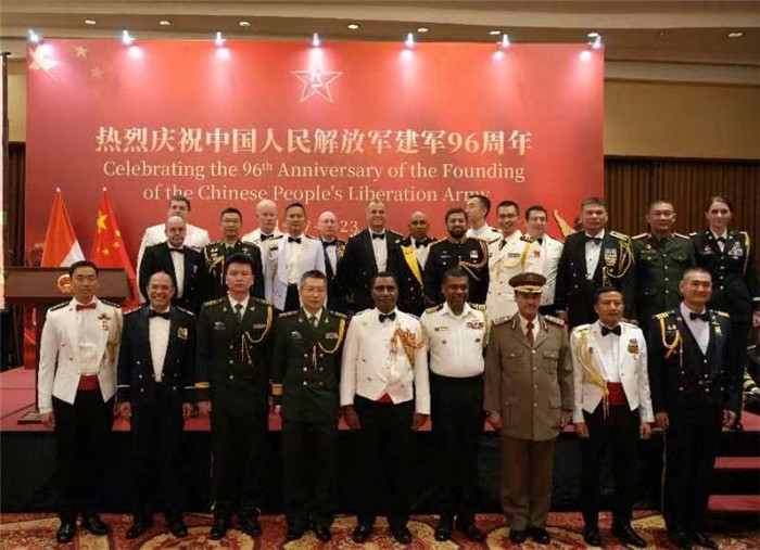 圖為徐勝武官與參加招待會(huì)的各國(guó)武官、武官處代表合影。中國(guó)駐印度尼西亞使館供圖