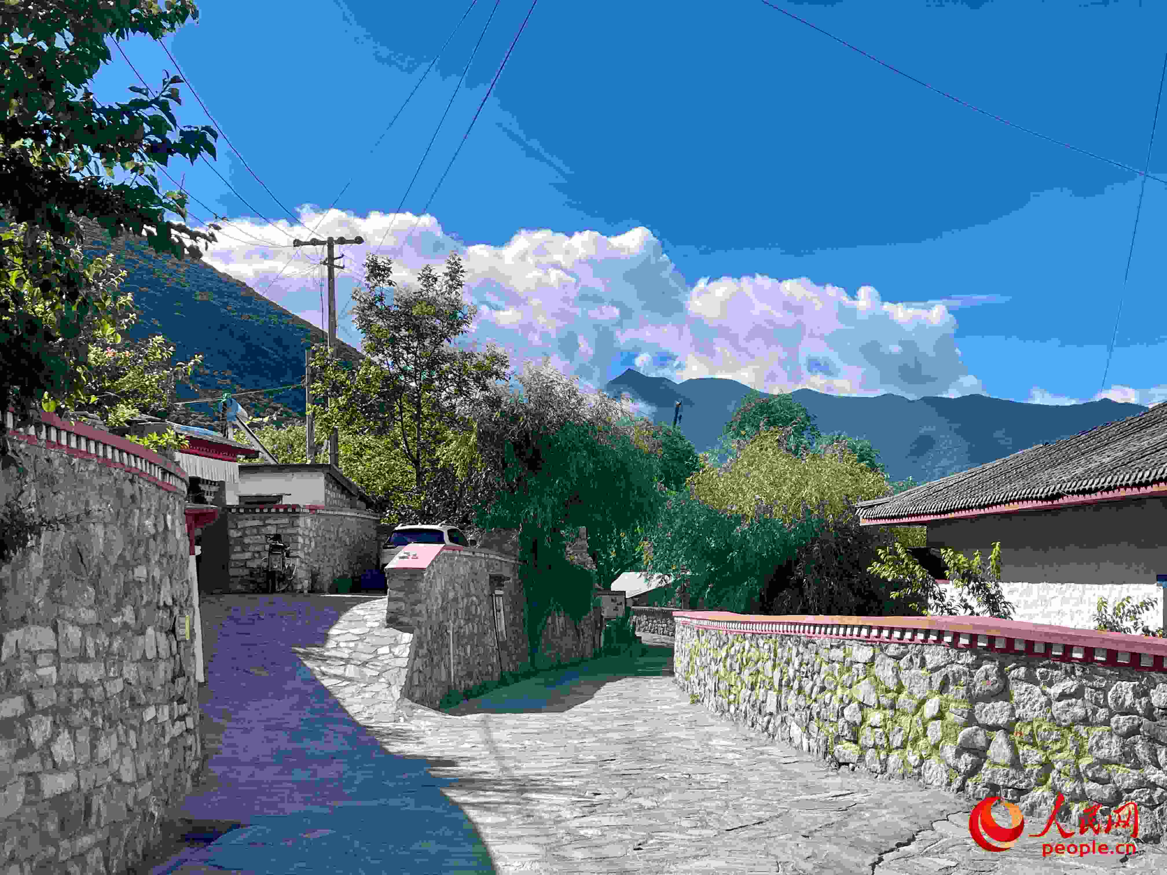 嘎拉村的村貌。人民網(wǎng) 周靜圓攝
