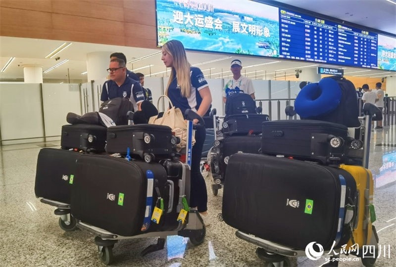 圖為取完行李的巴西代表團成員。人民網(wǎng)記者 王洪江攝