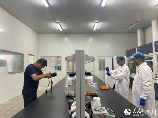 記者在位于成都市大邑縣的海光食品有限公司進行采訪。人民網記者 何旭攝