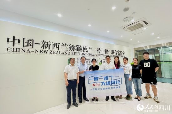 采訪團走進中國-新西蘭獼猴桃“一帶一路”聯合實驗室。人民網記者 朱虹攝