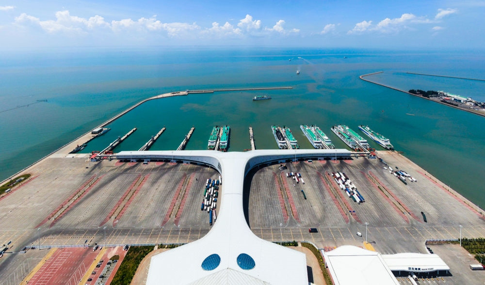 廣東省湛江市徐聞港風(fēng)光（2023年5月26日攝，無(wú)人機(jī)照片）。徐聞港是瓊州海峽北岸最主要的客貨運(yùn)輸港口，是連接粵港澳大灣區(qū)與海南自由貿(mào)易港的重要港口。新華社記者 鄧華 攝
