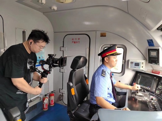 記者采訪中歐班列（成都）首發(fā)司機仲俊斕。成都機務段供圖