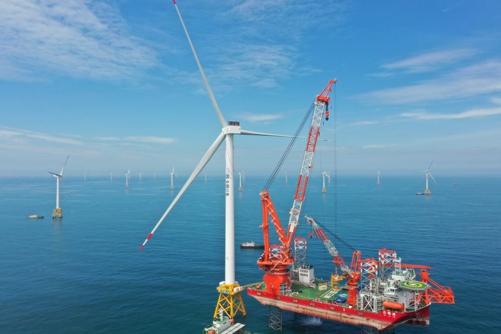 2023年6月28日拍攝的全球首臺(tái)16兆瓦海上風(fēng)電機(jī)組吊裝現(xiàn)場(chǎng)（無(wú)人機(jī)照片）。新華社記者 林善傳 攝