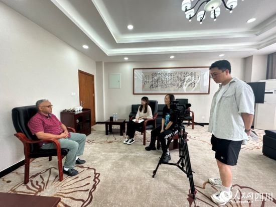 記者在成都紡織高等?？茖W校進行采訪。人民網記者 王波攝