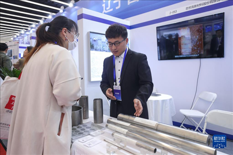 4月8日，參展商在2023中國中小企業(yè)發(fā)展大會“專精特新”中小企業(yè)展覽會上向觀眾介紹產(chǎn)品。新華社記者 龍雷 攝