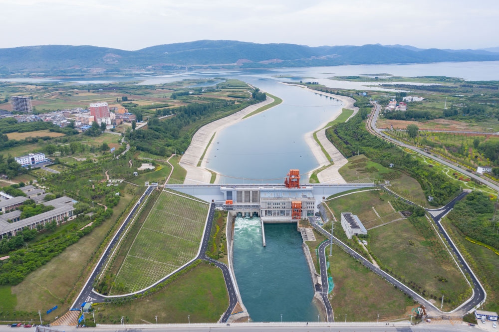 這是2021年5月20日在河南省南陽市淅川縣拍攝的南水北調(diào)中線工程陶岔渠首（無人機照片）。新華社記者 才揚 攝