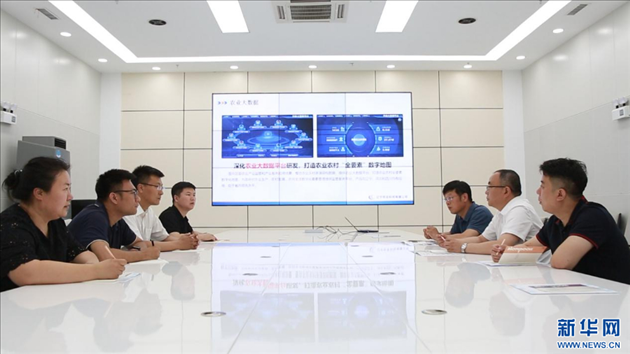 相關(guān)部門工作人員來到遼寧牧龍科技有限公司，了解企業(yè)訴求。新華網(wǎng)丁成玉攝