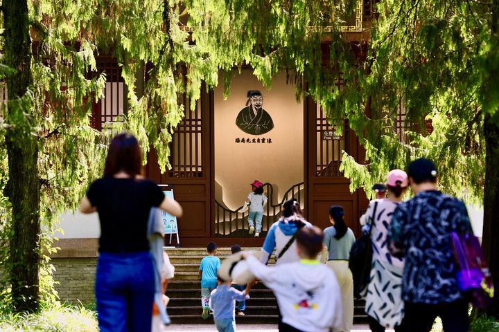 游客參觀位于福建武夷山朱熹園的武夷精舍（2022年6月6日攝）。新華社記者 姜克紅 攝