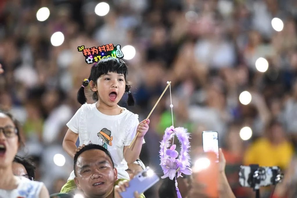 6月23日，一名小朋友在場(chǎng)邊觀賽。（新華社記者 楊文斌 攝）