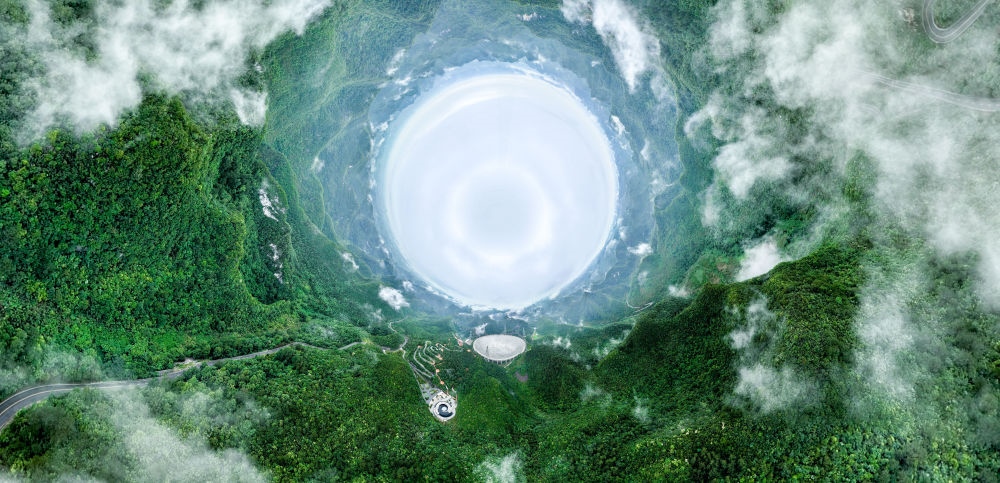 6月22日拍攝的“中國天眼”全景（維護保養(yǎng)期間拍攝，無人機全景拼接照片）。新華社記者 歐東衢 攝
