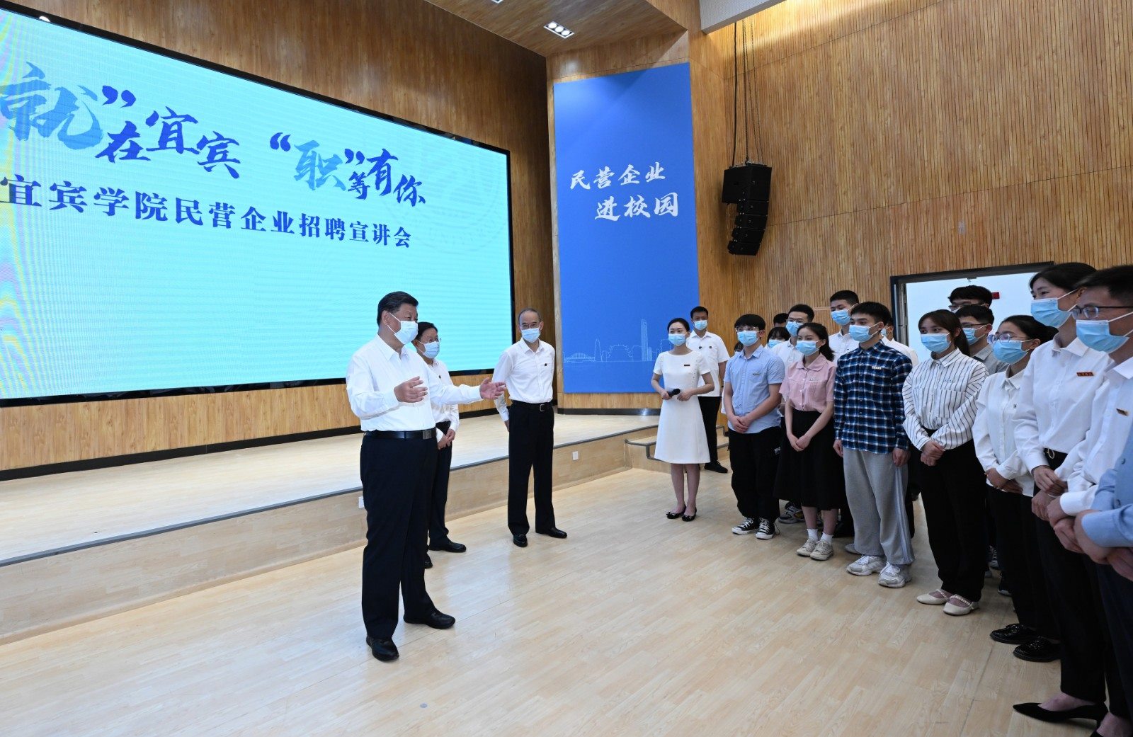 2022年6月8日，習(xí)近平總書(shū)記在四川考察。這是8日下午，總書(shū)記在宜賓學(xué)院考察時(shí)，向正在參加企業(yè)招聘宣講會(huì)的教師、學(xué)生、企業(yè)負(fù)責(zé)人了解企業(yè)招工需求和畢業(yè)生簽約率等情況。