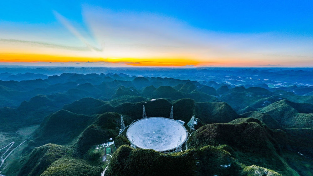 2022年7月21日，霞光中的“中國天眼”（維護保養(yǎng)期間拍攝）。新華社記者 歐東衢 攝