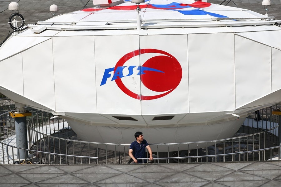 2022年8月25日，F(xiàn)AST運行和發(fā)展中心常務(wù)副主任、總工程師姜鵬在饋源艙前（維護保養(yǎng)期間拍攝）。新華社記者 歐東衢 攝