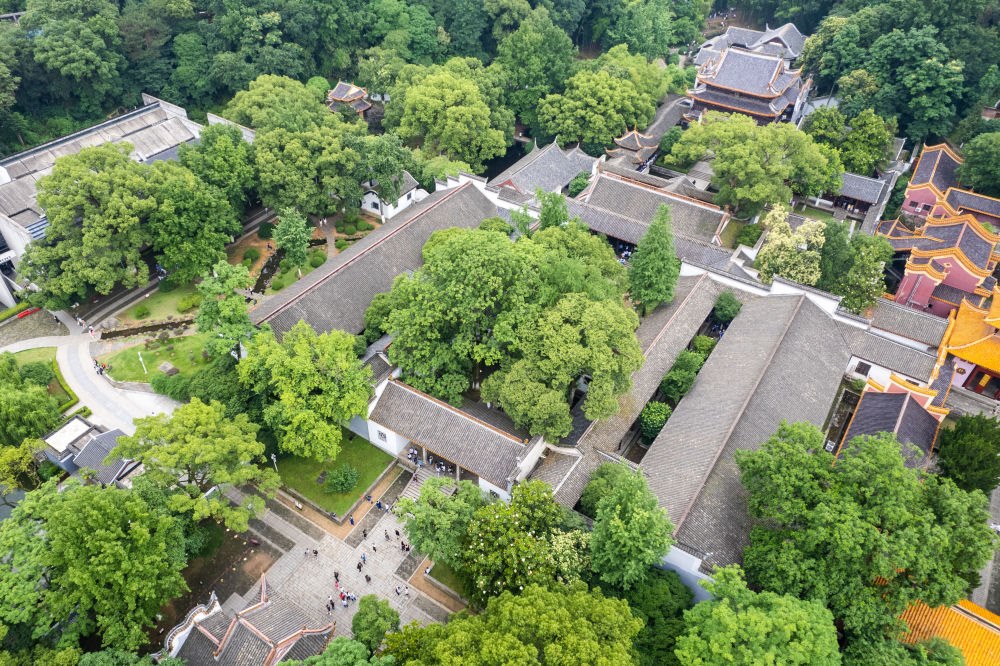 這是2023年6月8日在長沙市岳麓區(qū)拍攝的岳麓書院（無人機(jī)照片）。新華社記者 陳思汗 攝