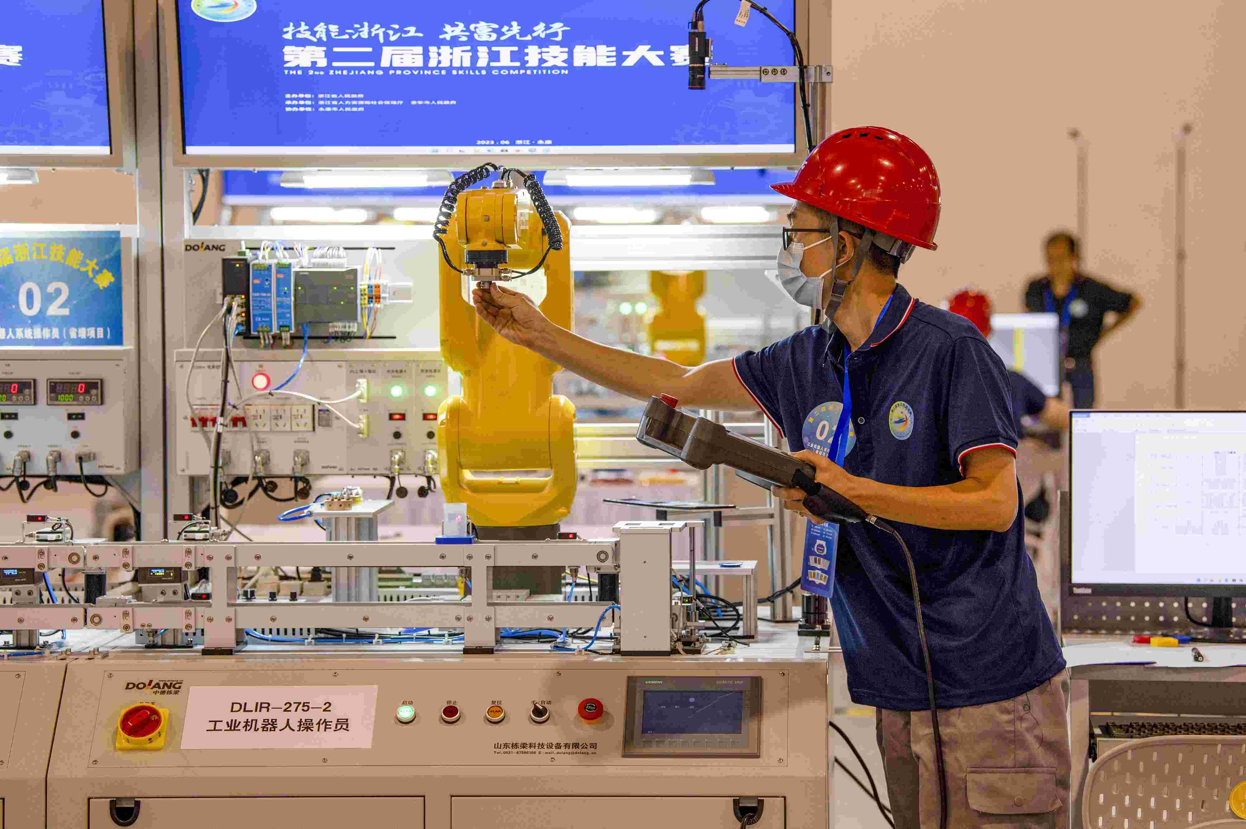 2023年6月19日，第二屆浙江技能大賽在永康市國(guó)際會(huì)展中心舉行。參賽選手在進(jìn)行工業(yè)機(jī)器人系統(tǒng)操作員項(xiàng)目比賽。