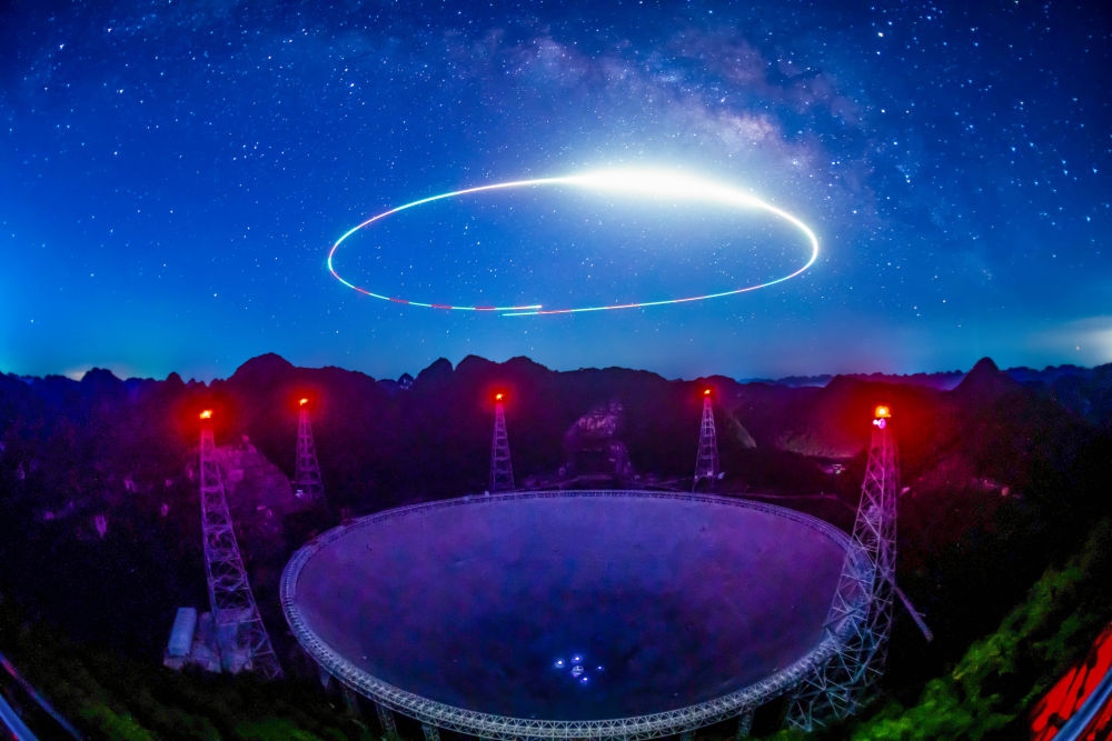 2022年7月24日拍攝的“中國天眼”夜景（維護保養(yǎng)期間拍攝，無人機光繪）。新華社記者 歐東衢 攝